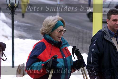 Lech, 8 februari 2001
Skivakantie Koninklijke familie
Koningin Beatrix met de ski\\\'s
