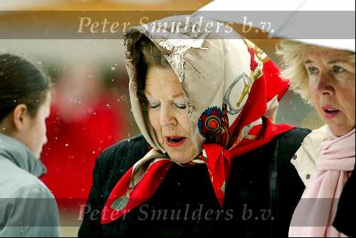 Lech 8 februari 2003
Koningin Beatrix met hoofddoeken vriendin  op skivakantie in Lech