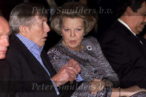 Amsterdam 11 december 2001
Uitreiking prijs van het Prins Claus fonds in het paleis op de dam. Prins Claus en Koningin Beatrix