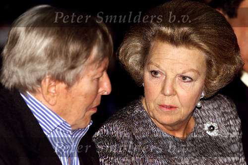 Amsterdam 11 december 2001
Uitreiking prijs van het Prins Claus fonds in het paleis op de dam. Prins Claus en Koningin Beatrix