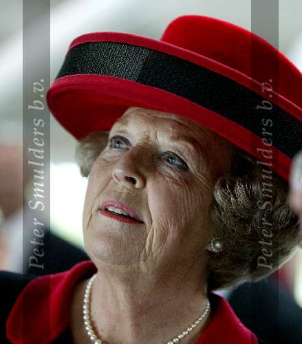 Amstelveen 14 mei 2003
Koningin Beatrix bij blindengeleidehond instituut
Labrador