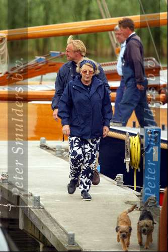 Muiden 17 juni 2002
Koningin Beatrix met haar twee hondjes bij De Groene Draeck