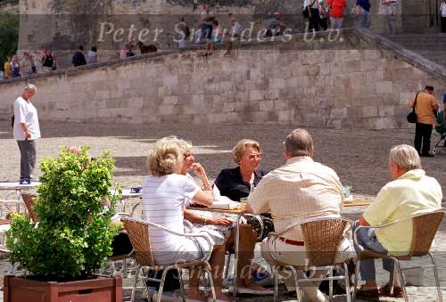 Avignon  13 juni 1999
Een zeer ongedwongen Koningin Beatrix met Prins Claus
bij Rest.  vLe Lutrin