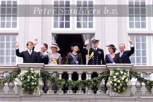 Den Haag 18 september 2001
Prinsjesdag 2001
Koningin Beatrix, Prins Willem Alexander, Prin Friso, Prins Constantijn, prinses Laurentien, Pieter v Volenhoven en Prinses Margriet.