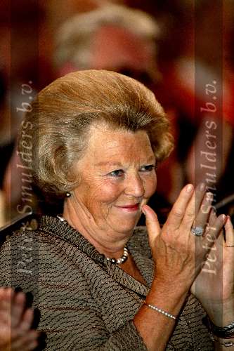 Amsterdam20 juni 2003
Koningin Beatrix  bij uit uitreiking van de zilveren anjers in het paleis op de dam