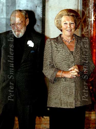 Amsterdam20 juni 2003
Koningin Beatrix  en Prins Bernhard bij uit uitreiking van de zilveren anjers in het paleis op de dam