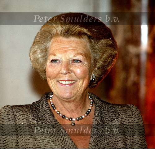 Amsterdam20 juni 2003
Koningin Beatrix  bij uit uitreiking van de zilveren anjers in het paleis op de dam