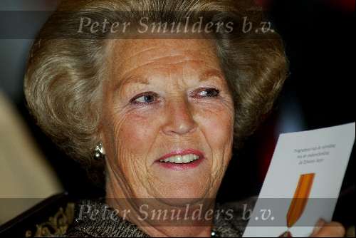Amsterdam20 juni 2003
Koningin Beatrix  bij uit uitreiking van de zilveren anjers in het paleis op de dam
