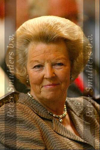 Amsterdam20 juni 2003
Koningin Beatrix en prins bernhard buit uitreiking van de zilveren anjers in het paleis op de dam