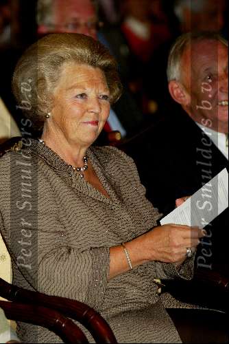 Amsterdam20 juni 2003
Koningin Beatrix en prins bernhard buit uitreiking van de zilveren anjers in het paleis op de dam