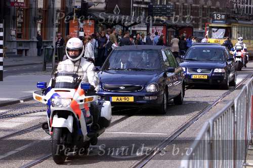Amsterdam 21 juni 2001
Antonvan Leeuwenhoekkliniek
Operatie van Pieter v Vollenhoven
Koningin Beatrix bij aankomst ziekenhuis met politiebegeleiding