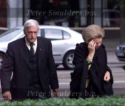 Amsterdam 21 juni 2001
Antonvan Leeuwenhoekkliniek
Operatie van Pieter v Vollenhoven
Koningin Beatrix met veiligheidsman