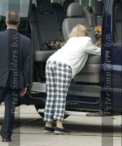 Muiden 22 juni 2003
Koningin Beatrix haalt haar hondje uit de auto om heerlijk samen te gaan varen met de Groene Draeck