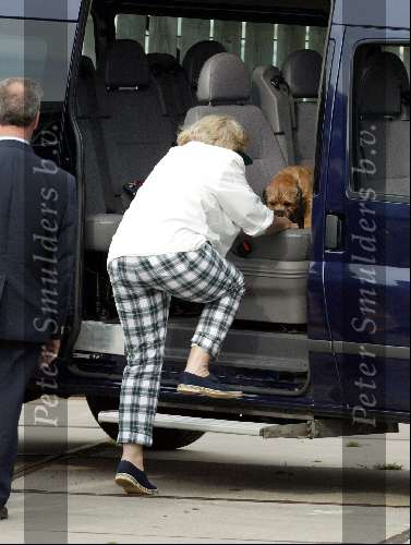 Muiden 22 juni 2003
Koningin Beatrix varen met groene draeck met haar hondje