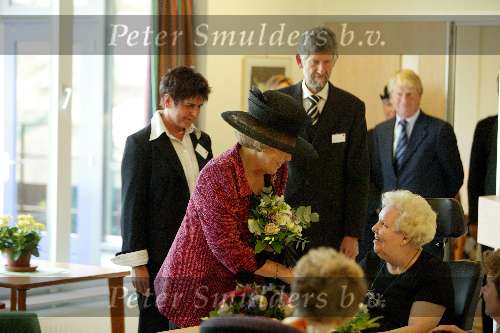 Baarn 23 april 2003
Koningin Beatrix op bezoek bij bejaarden