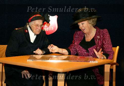 Baarn 23 april 2003
Koningin Beatrix op bezoek bij bejaarden met Majoor Boszhard