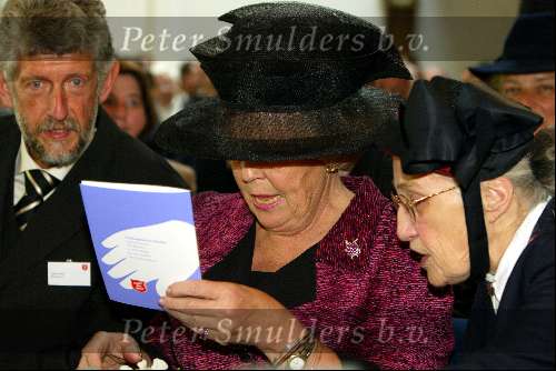 Baarn 23 april 2003
Koningin Beatrix op bezoek bij bejaarden met Majoor Boszhard
