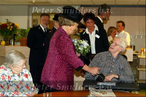 Baarn 23 april 2003
Koningin Beatrix op bezoek bij bejaarden met Majoor Boszhard