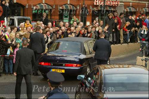 Scheveningen 27 januari 2002
Brunch van Maxima en Prins Willem Alexander in het Kurhaus. 
Koningin Beatrix met beveiliging langs auto