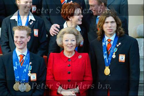 Den Haag 27 februari 2002
Huldiging Olympische sporters bij de koningin.
Jochem Uytdehaage Gerard v Velde en Koningin Beatrix