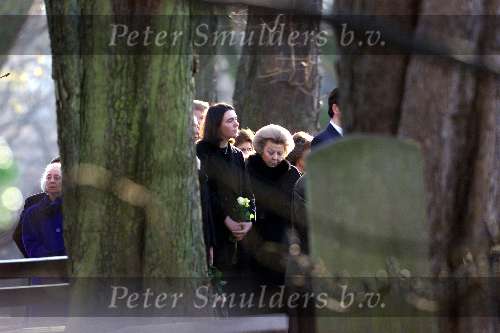 Den Haag 27 november 2001
Begrafenis vrouw van Prins Aschwin
Koningin Beatrix, Prins Willem Alexander, Prinses Margriet, Prinses Christina en Prins Constantijn.