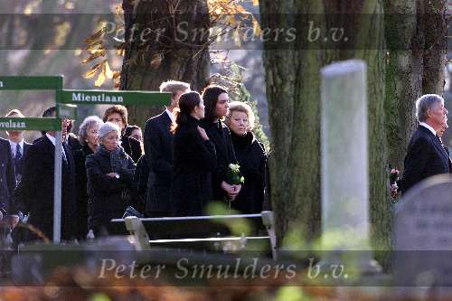 Den Haag 27 november 2001
Begrafenis vrouw van Prins Aschwin
Koningin Beatrix, Prins Willem Alexander, Prinses Margriet, Prinses Christina en Prins Constantijn.
