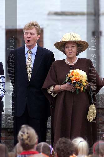 Katwijk 29 april 2000
Koninginnedag in Katwijk en Leiden.
Koningin Beatrix en Prins Willem Alexander zingen hetvolkslied