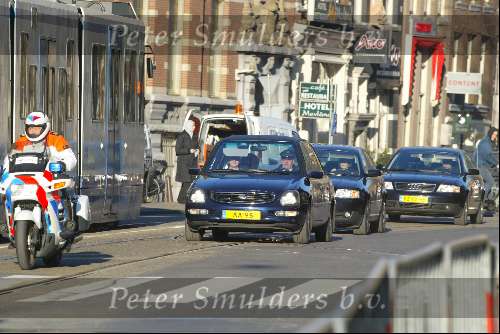 Amsterdam 9 december 2003
Uitreiking Prins Claus prijzen in paleis op de dam.     koningin Beatrix  in auto met chauffeur Gerard. Peter