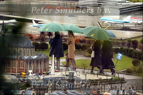 Den Haag 26 januari 2002
Prins Willem Aleander en Maxima vrijgezellendag in Madurodam.  
Koningin Beatrix en Emily Bremers