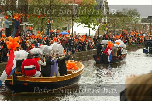 Meppel 30 april 2002
Koninginnedag 2002  
Leden van het koninklijk huis varend in een sloep