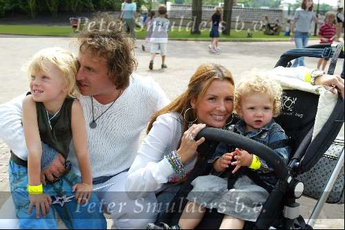 Kaatsheuvel 22 juni 2003
Opening nieuwe show in de efteling
Marco Borsato met Leontine Borsato met de kinderen