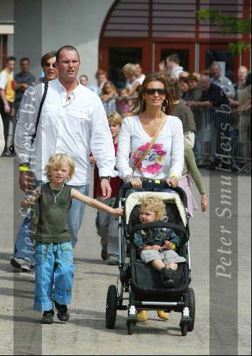 Kaatsheuvel 22 juni 2003
Opening nieuwe show in de efteling
Leontine Borsato met de kinderen