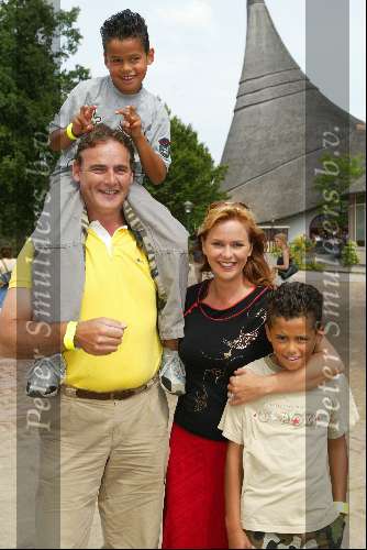 Kaatsheuvel 22 juni 2003
Opening nieuwe show in de efteling
Manon Thomas met vriend en kinderen