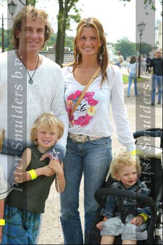 Kaatsheuvel 22 juni 2003
Opening nieuwe show in de efteling
Marco Borsato met Leontine Borsato en kinderen
