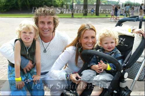 Kaatsheuvel 22 juni 2003
Opening nieuwe show in de efteling
Marco Borsato met Leontine Borsato en kinderen