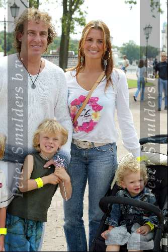 Kaatsheuvel 22 juni 2003
Opening nieuwe show in de efteling
Marco Borsato met Leontine Borsato en kinderen