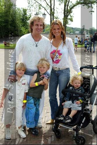 Kaatsheuvel 22 juni 2003
Opening nieuwe show in de efteling
Marco Borsato met Leontine Borsato en kinderen