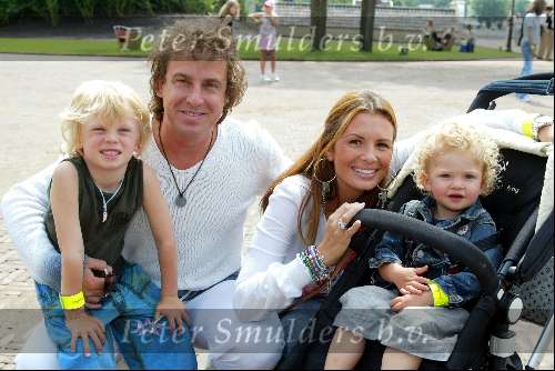 Kaatsheuvel 22 juni 2003
Opening nieuwe show in de efteling
Marco Borsato met Leontine Borsato en kinderen