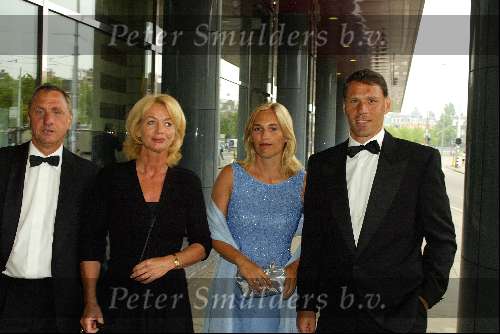 Amsterdam 3 juni 2003
Afscheid aron winter in het concertgebouw in amsterdam
johan cruyff met vrouw en marco v basten met vrouw