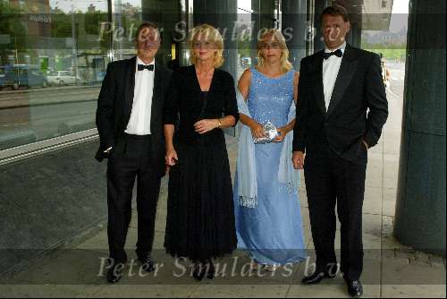 Amsterdam 3 juni 2003
Afscheid aron winter in het concertgebouw in amsterdam
johan cruyff met vrouw en marco v basten met vrouw
