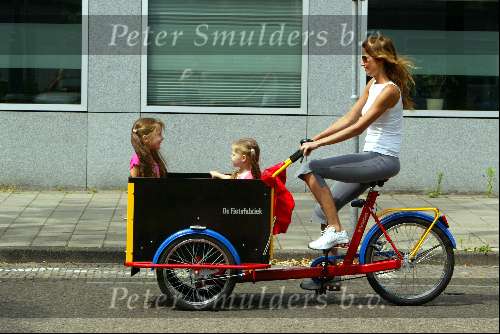Amsterdam 27 juni 2003
Mariska Hulscher met kinderen in bakfiets
