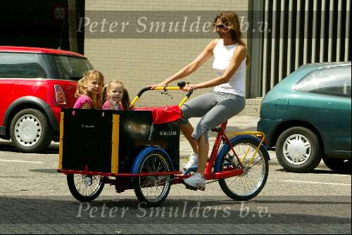 Amsterdam 27 juni 2003
Mariska Hulscher met kinderen in bakfiets