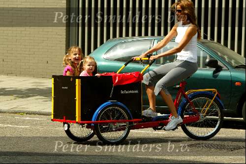 Amsterdam 27 juni 2003
Mariska Hulscher met kinderen in bakfiets