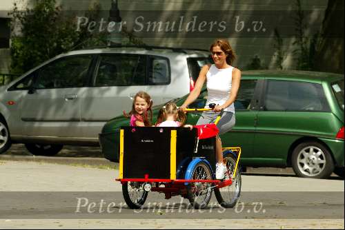 Amsterdam 27 juni 2003
Mariska Hulscher met kinderen in bakfiets