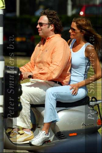 Amsterdam 30 juni 2003
Mariska Hulscher met vriend Philip op scooter