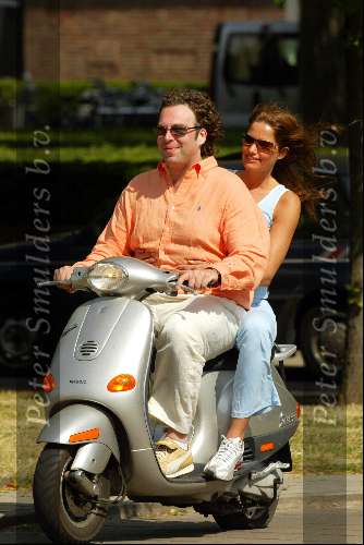 Amsterdam 30 juni 2003
Mariska Hulscher met vriend Philip op scooter