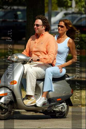 Amsterdam 30 juni 2003
Mariska Hulscher met vriend Philip op scooter