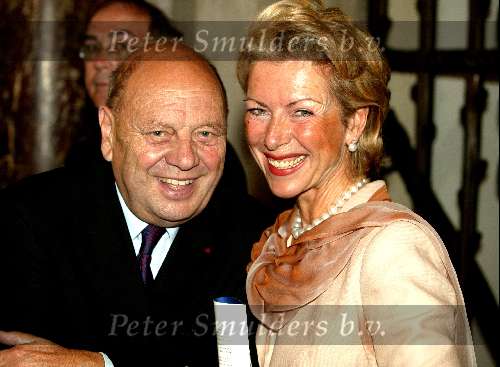 Amsterdam20 juni 2003
Koningin Beatrix en prins bernhard buit uitreiking van de zilveren anjers in het paleis op de dam
Marjon Lambriks net man