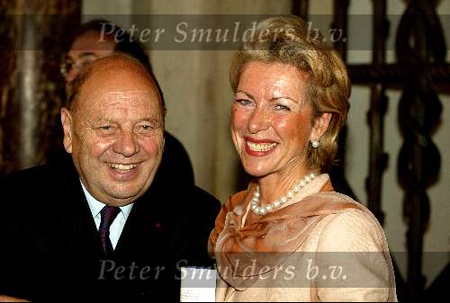 Amsterdam20 juni 2003
Koningin Beatrix en prins bernhard buit uitreiking van de zilveren anjers in het paleis op de dam
Marjon Lambriks net man
