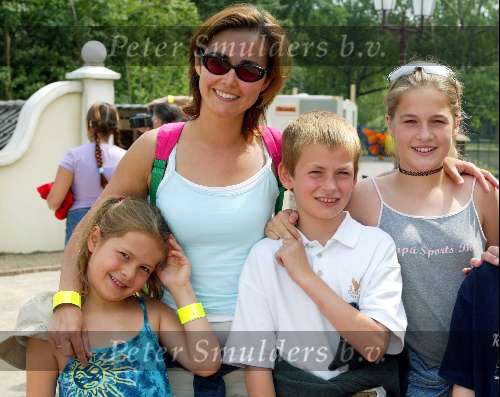 Kaatsheuvel 22 juni 2003
Opening nieuwe show in de efteling
Marlene Wouters met kinderen